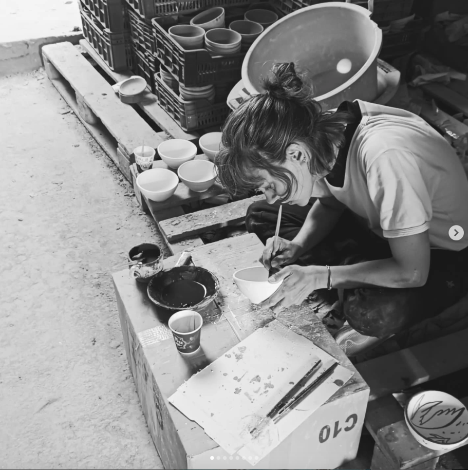 Aurore Alesoni, peinture sur céramique, atelier Nabeul 